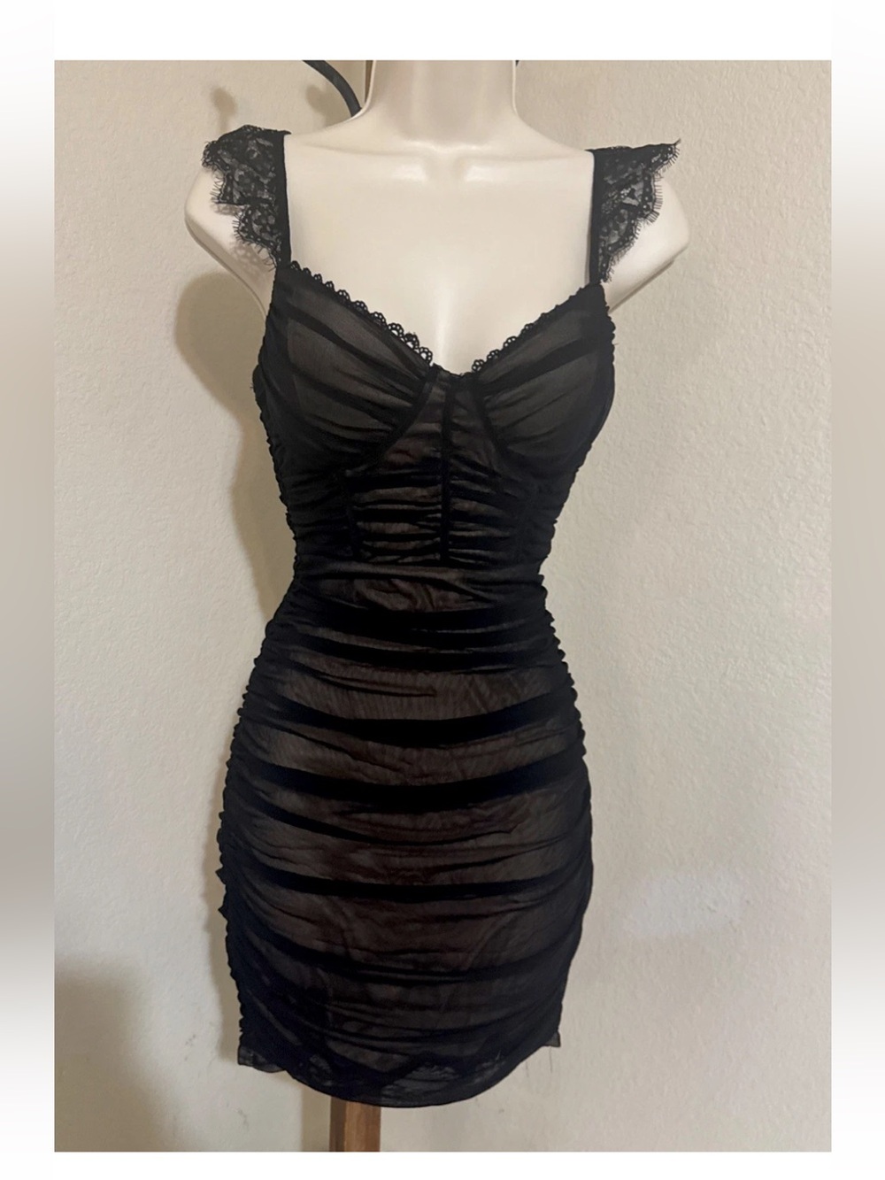 Black Slim‑Fit Ruched Dress – Sheer Long Sleeves & Textured Overlay Size Medium